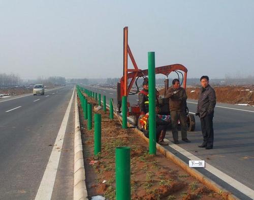 人民路街道波形护栏打桩